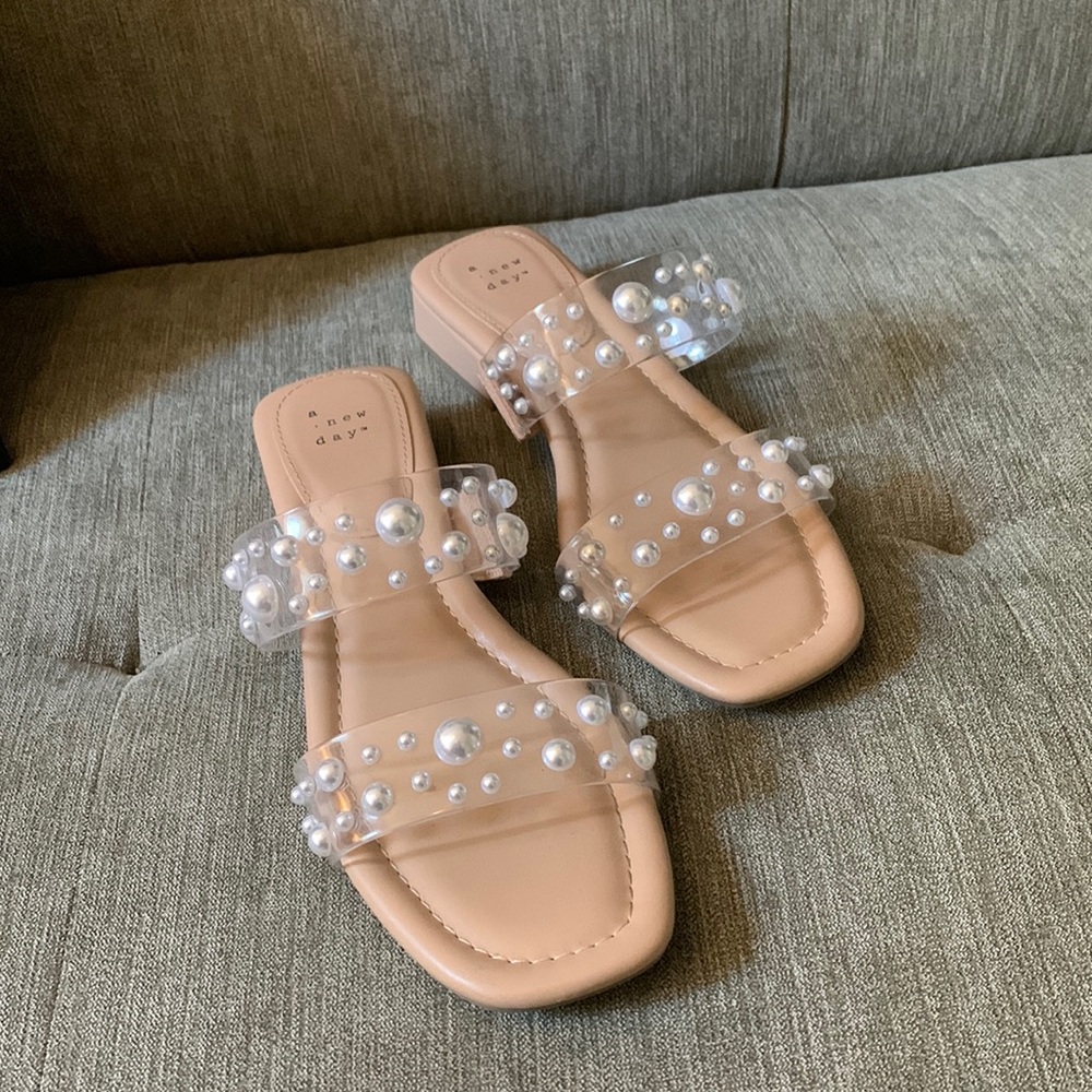 Pearl Sandals - Sz 9.5 - A New Day
